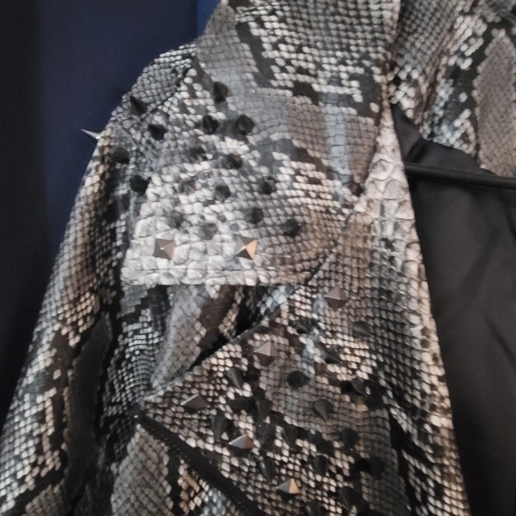 Torrid size 6 Wonder Woman 1984 faux leather/snakeskin jacket. Spiked collar. - Picture 4 of 4